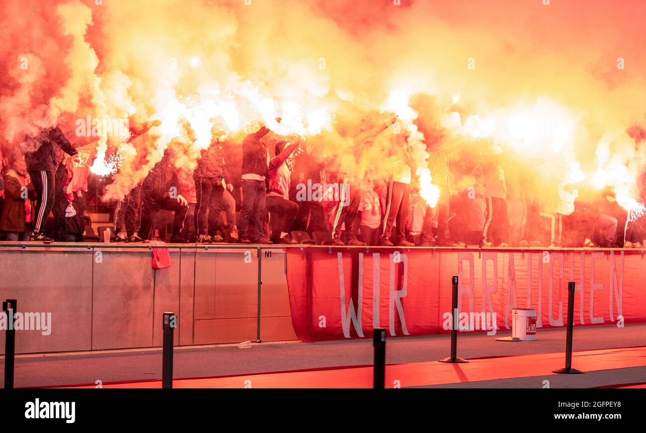 Soccer fans light bengal fire hi-res stock photography and images - Alamy