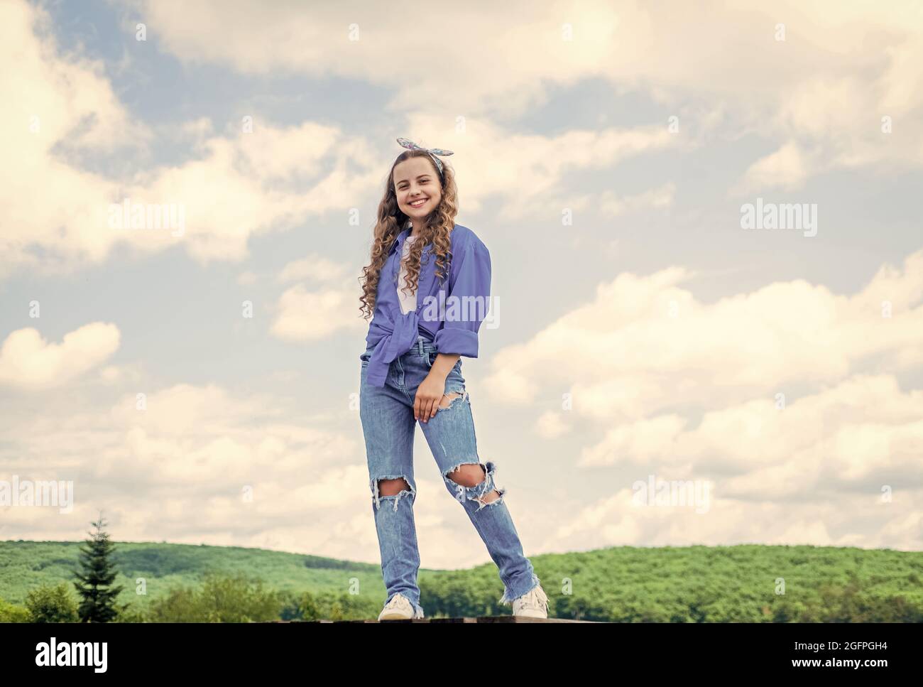 Teen girl wearing fashionable hi-res stock photography and images - Alamy