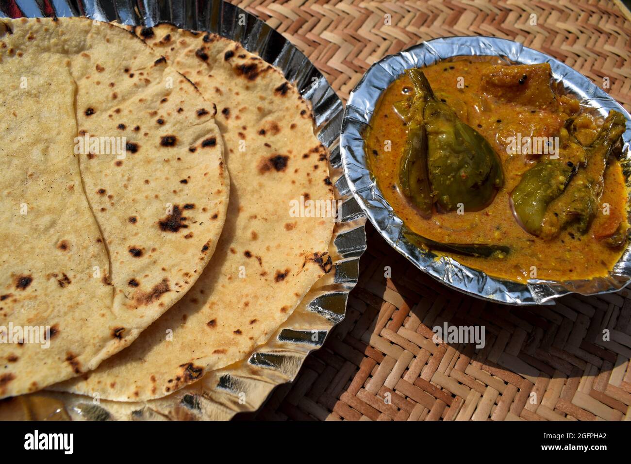 https://c8.alamy.com/comp/2GFPHA2/indian-home-cooked-dhaba-style-simple-and-traditional-food-roti-sabzi-phulka-with-potato-brinjal-curry-2GFPHA2.jpg
