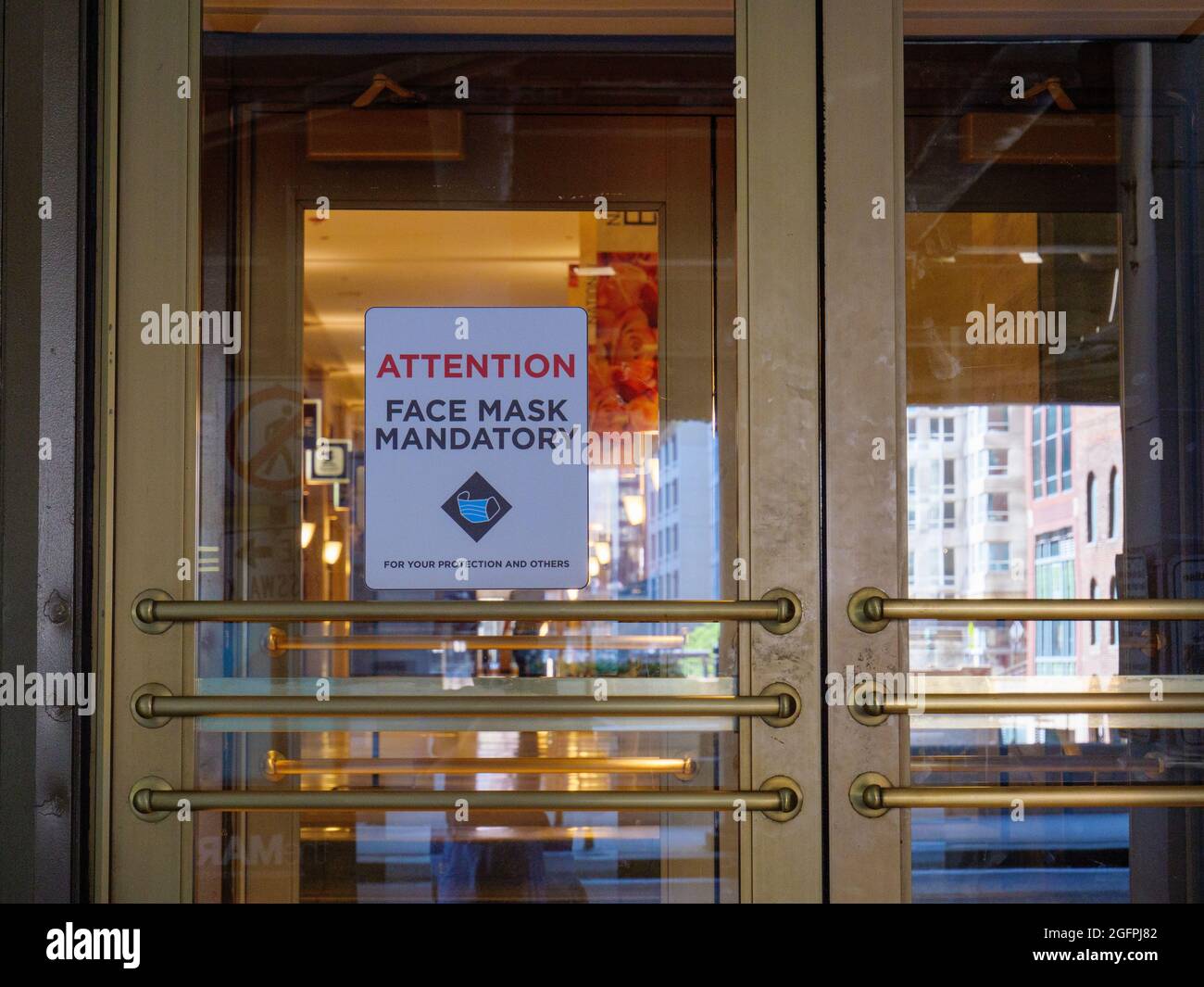Face mask required sign on door of Chicago Merchandise Mart. Stock Photo