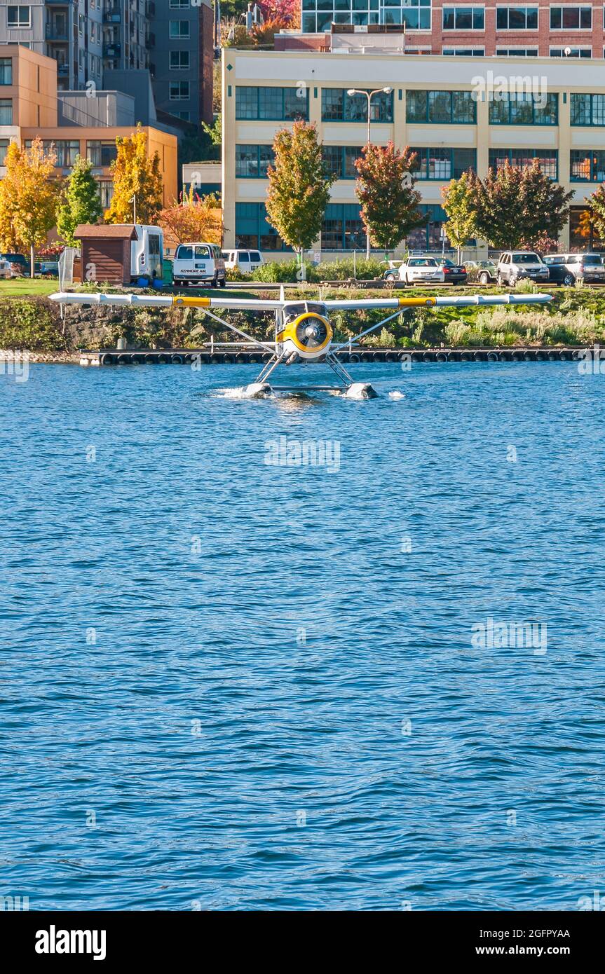 Kenmore Air Seaplane on Lake Washington near Seattle, Washington Stock Photo Alamy