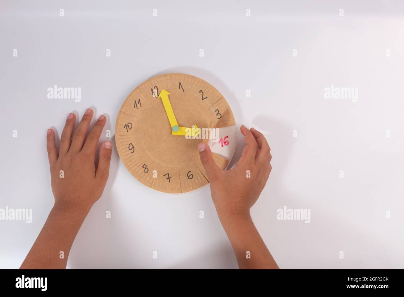 preschool hour teaching activity, kids learns to tell time on homemade