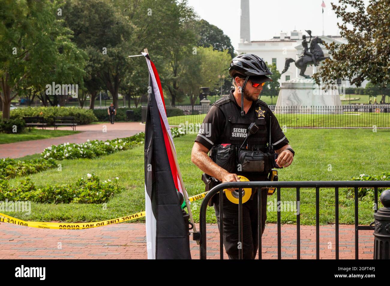 Washington, DC, USA, 26 August, 2021.  Pictured: A Secret Service officer establishes a police line after ordering Palestinians and supporters to leave Lafayette Park during a protest against Naftali Bennett’s first visit to the White House as prime minister of Israel.  The order to leave is highly unusual, as Secret Service allows protests in the park every day.  Credit: Allison Bailey / Alamy Live News Stock Photo