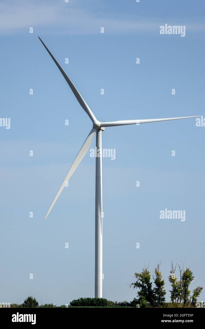 A view of a wind turbine at the Wind Energy Plant Raposeras in Pradejón.The Raposeras Wind energy plant of the company EAER (Energias Alternativas Eolicas Riojanas) in the town of Pradejon has 26 wind turbines with a unit power of 1,500 kW and a blade diameter of 70.5 meters and they develop with an installed power of 39 MW. Credit: SOPA Images Limited/Alamy Live News Stock Photo