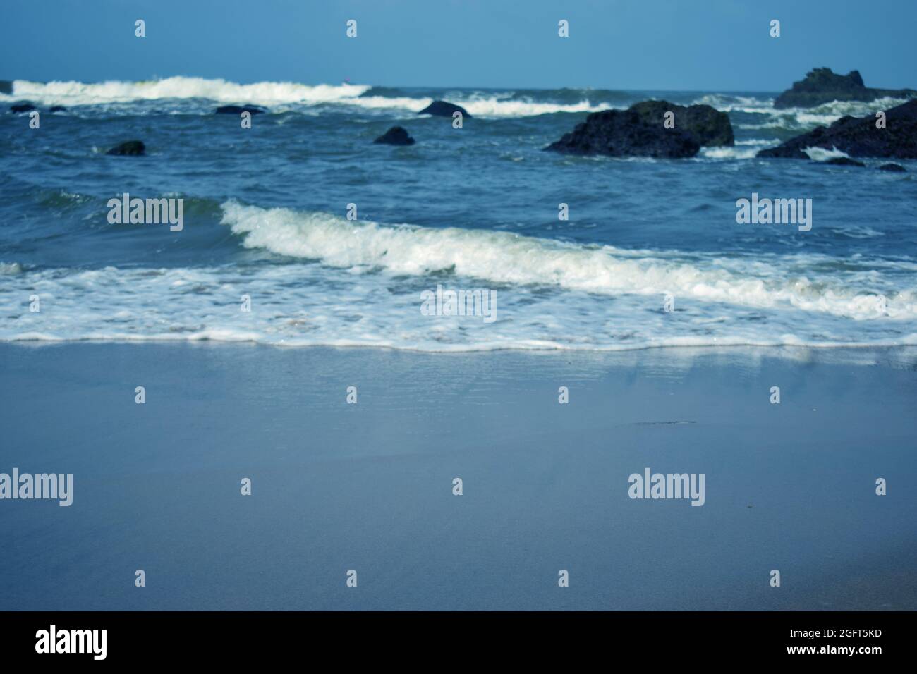 Ocean-Sea Waves and Sky Blue Landscape Background Stock Photo - Alamy