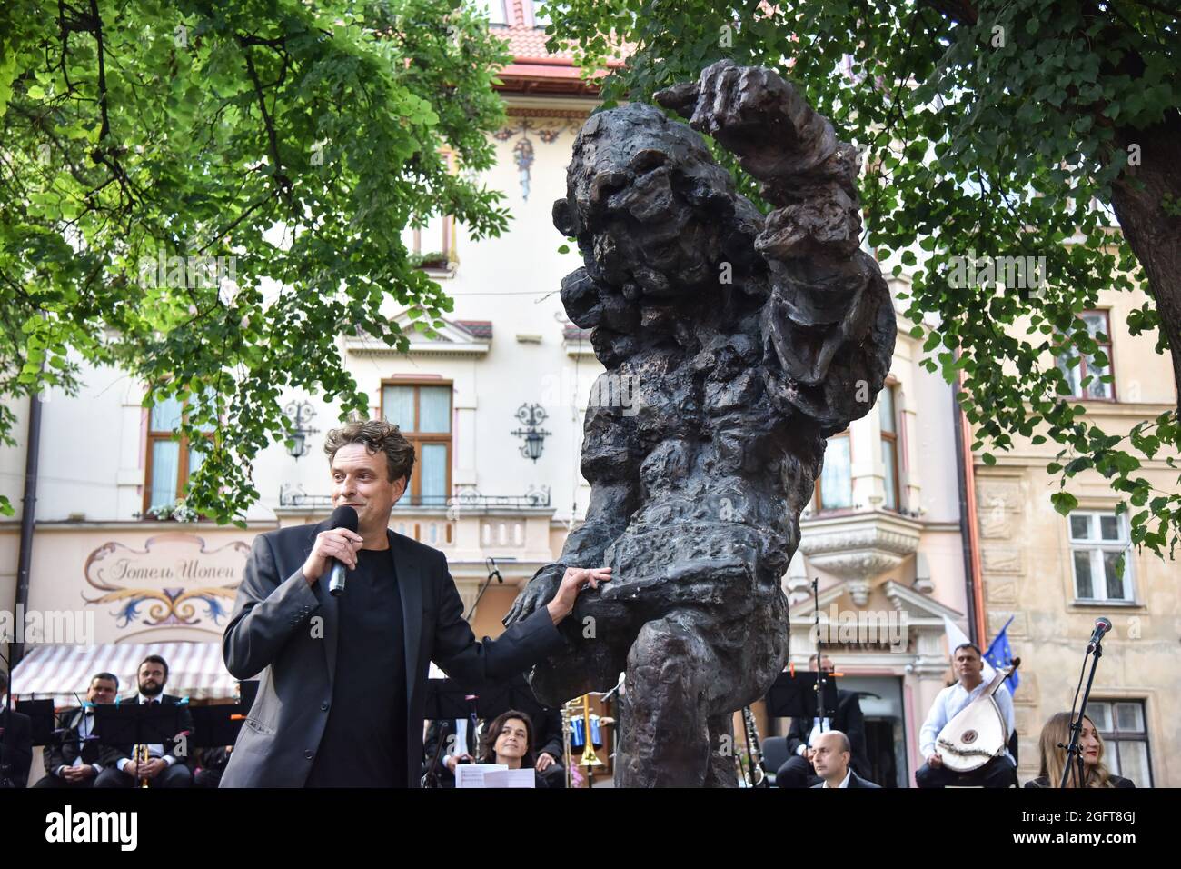 Lviv, Ukraine. 26th Aug, 2021. Austrian sculptor Sebastian Schweikert speaks during the unveiling of a sculpture by Franz Xaver Mozart in Lviv. The 5th LvivMozArt International Festival of Classical Music has started in Lviv. On the occasion of the 230th anniversary of Franz Xaver Mozart (composer, musician of Lviv and inspirer of the festival), his allegorical sculpture was installed in the city. The monument to the composer was created by the Austrian sculptor Sebastian Schweikert. Credit: SOPA Images Limited/Alamy Live News Stock Photo