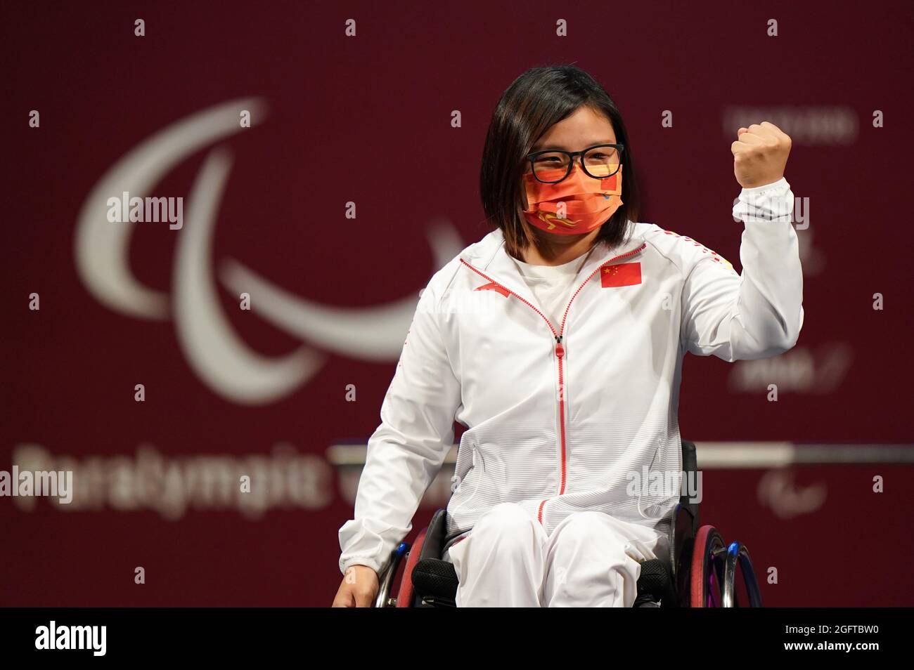 China's Dandan Hu celebrates on the podium after winning the Women's ...