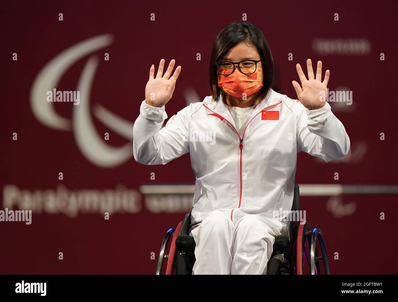 China's Dandan Hu celebrates on the podium after winning the Women's ...
