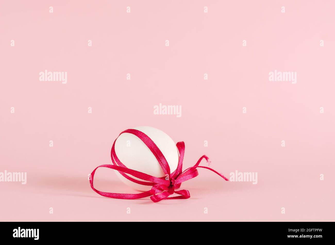 Red thin ribbon bow composition hi-res stock photography and images - Alamy