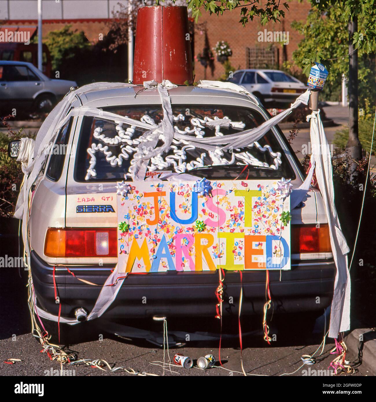Just married car hi-res stock photography and images - Page 2 - Alamy