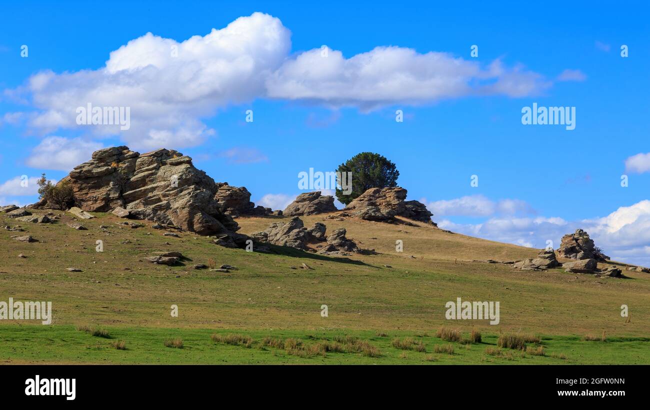 Otago, New Zealand. Formations of schist rock in the countryside near the small town of Omakau Stock Photo