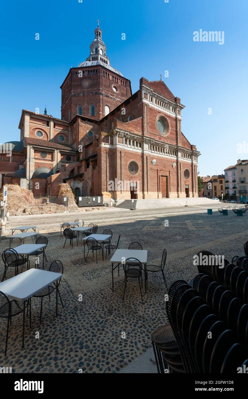 Italy, Lombardy, Pavia, Piazza del Duomo Square, Cathedral of Saint Stephen Stock Photo