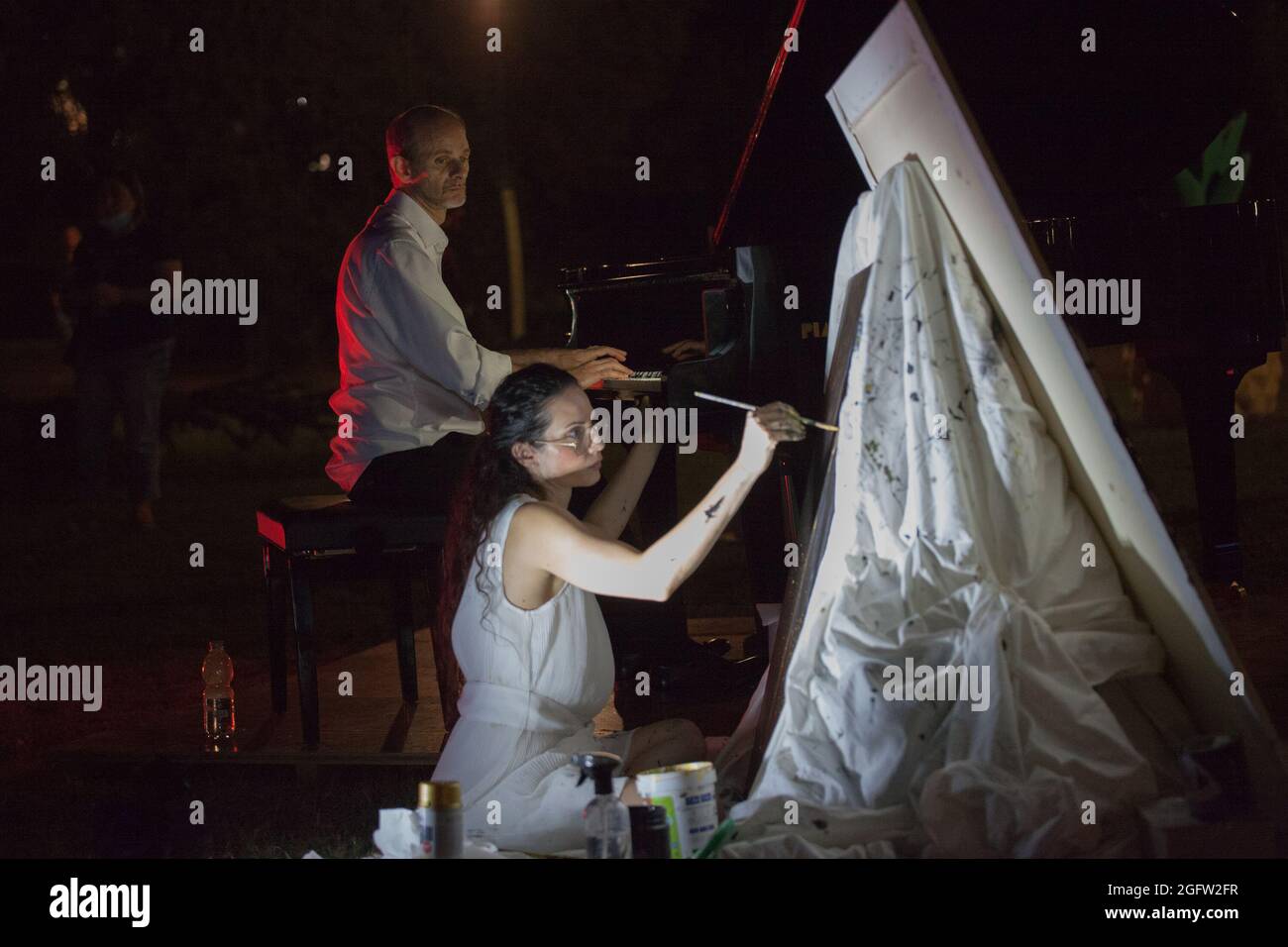Page 3 Comic Singer High Resolution Stock Photography And Images Alamy