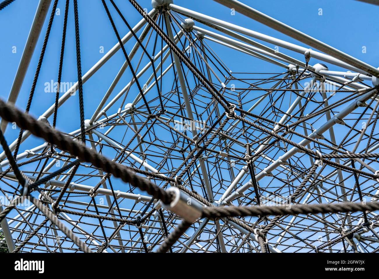 Klettergerüst, Kletterpyramide, Symbolbild Netzwerk, Vernetzung, Knotenpunkt, Verknüpfung, Stock Photo