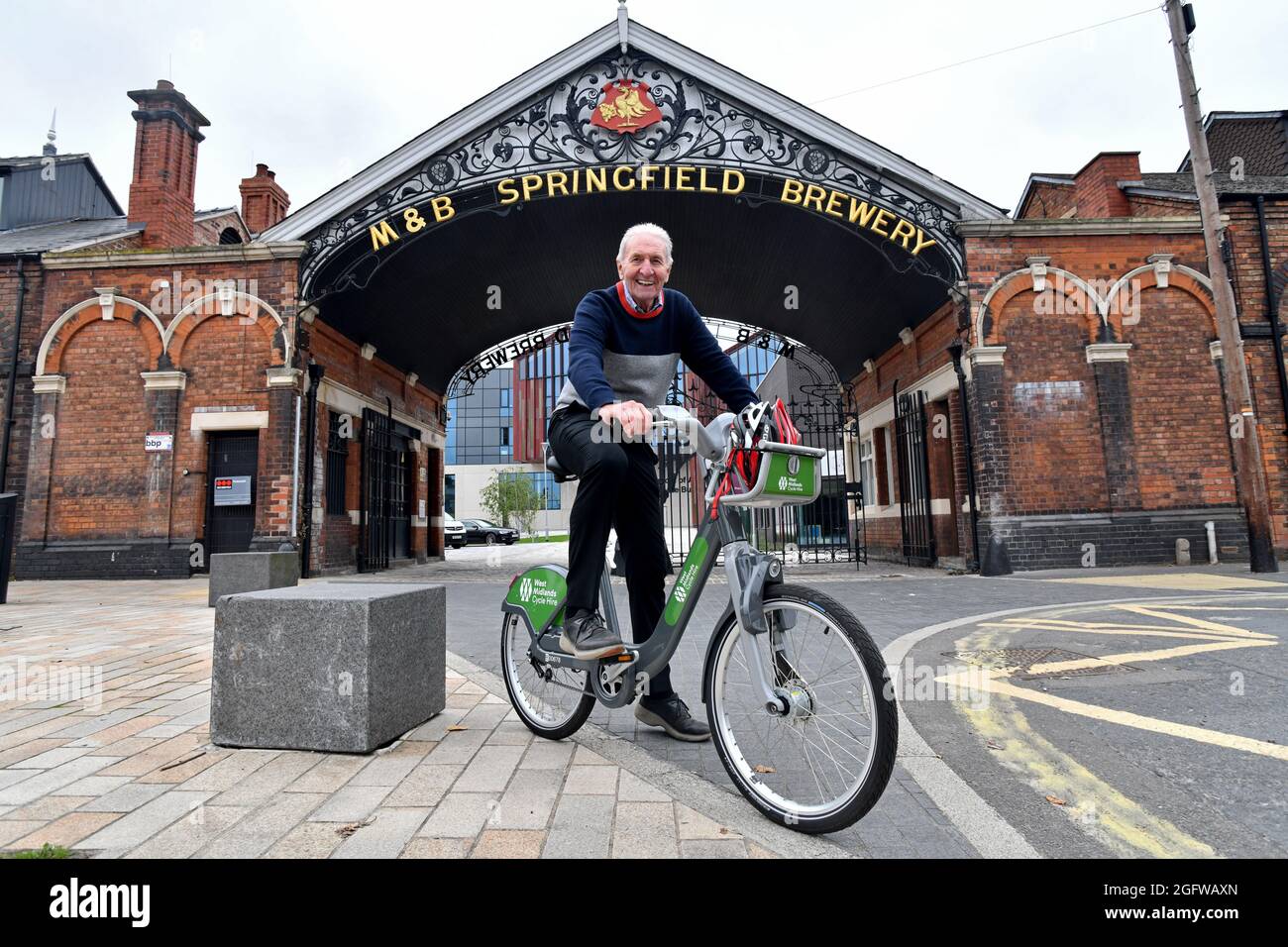 British cycling legend Hugh Porter aged 81 riding a West Midlands Cycle Hire bike in his home town of Wolverhampton. Hugh was four time World Pursuit Stock Photo