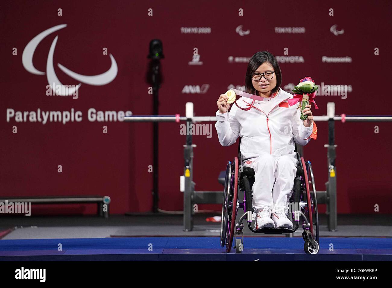Tokyo, Japan. 27th Aug, 2021. Hu Dandan of China poses with gold medal ...