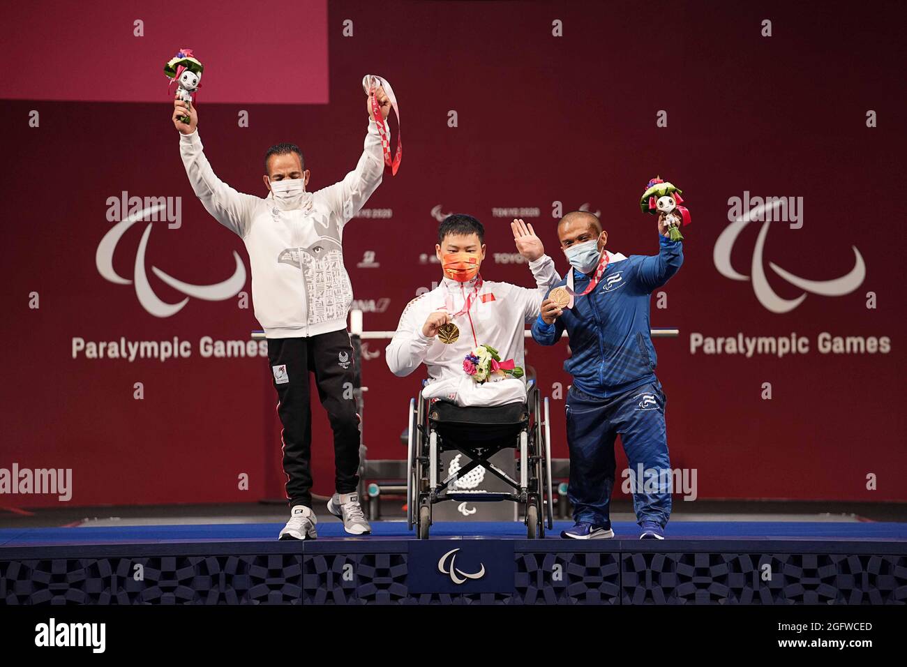 Tokyo, Japan. 27th Aug, 2021. Silver medalist Osman Sherif (L) of Egypt, gold medalist Qi Yongkai (C) of China and bronze medalist Herbert Aceituno of El Salvador pose for photos during the awarding ceremony of the men's 59kg final of powerlifting event at the Tokyo 2020 Paralympic Games in Tokyo, Japan, Aug. 27, 2021. Credit: Xiong Qi/Xinhua/Alamy Live News Stock Photo