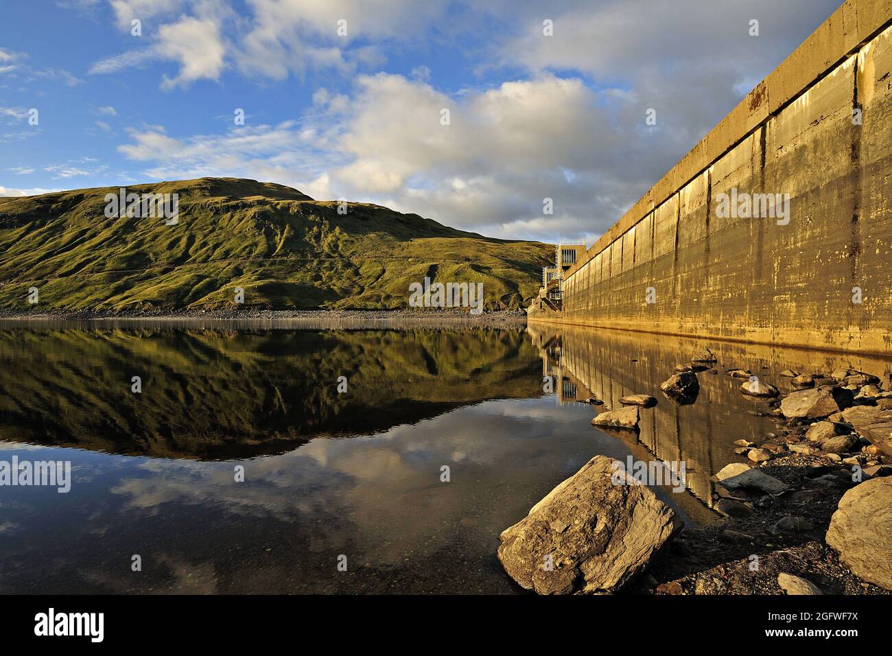 Hydro-electric dam and reservoir in Glen Lyon with pebbled shore and distant ridgeline, United Kingdom, Scotland, Perthshire, Glen Lyon Stock Photo