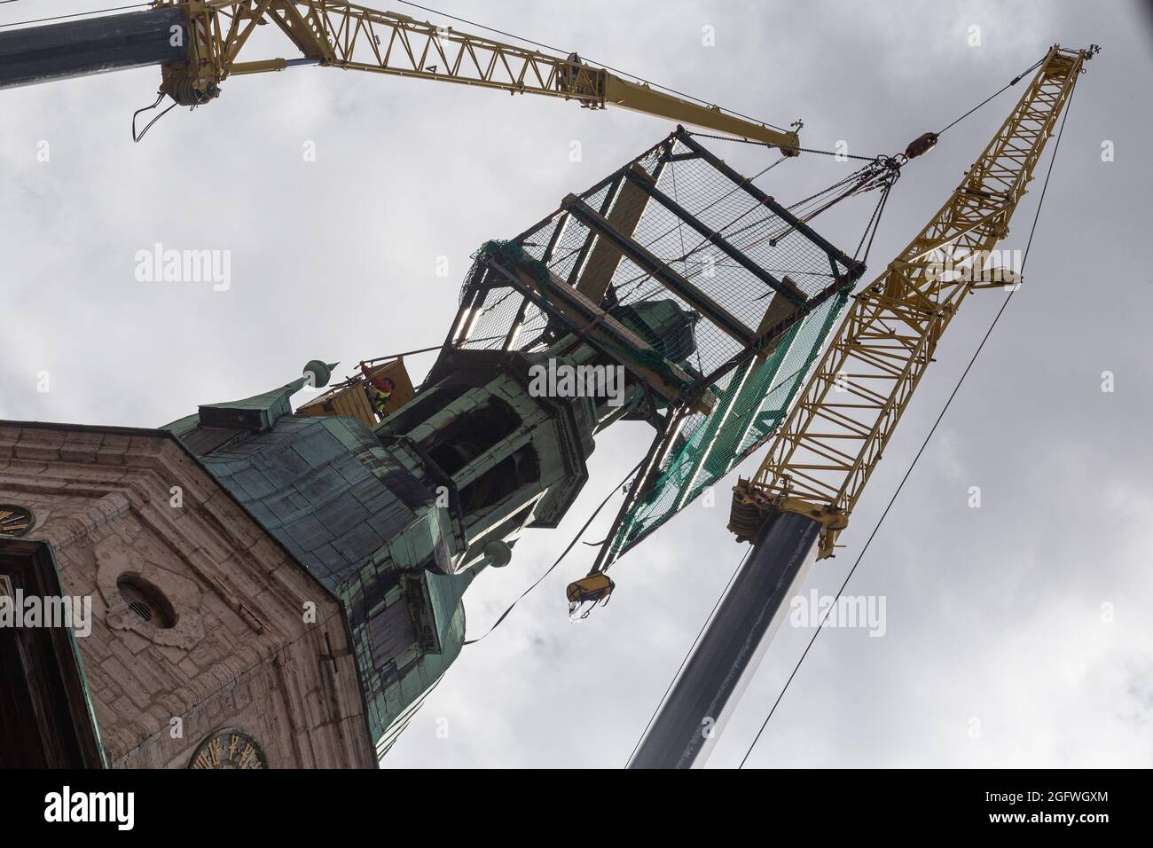 Abbau der Kirchturmspitze der Marktkirche St. Bonifacii in Bad Langensalza Stock Photo