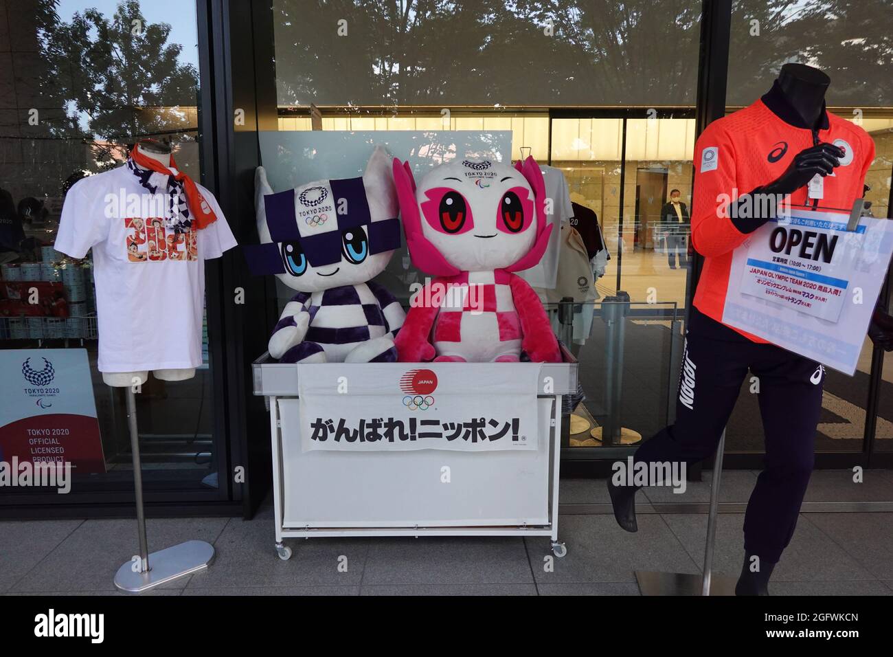 Tokio, Japan. 27th Aug, 2021. Figure Miraitowa (l), official mascot of ...