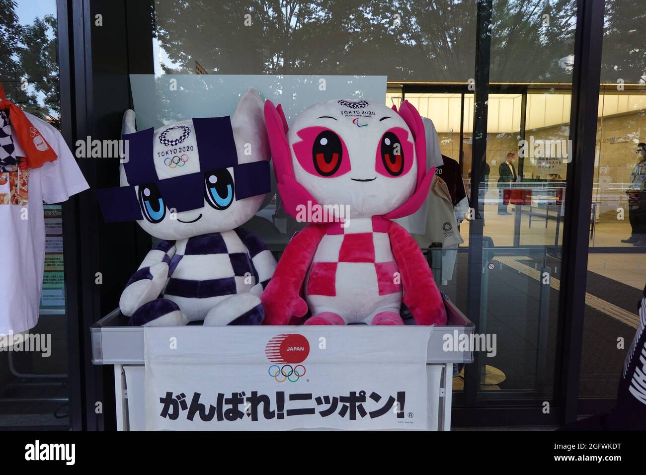 Tokio, Japan. 27th Aug, 2021. Figure Miraitowa (l), official mascot of ...