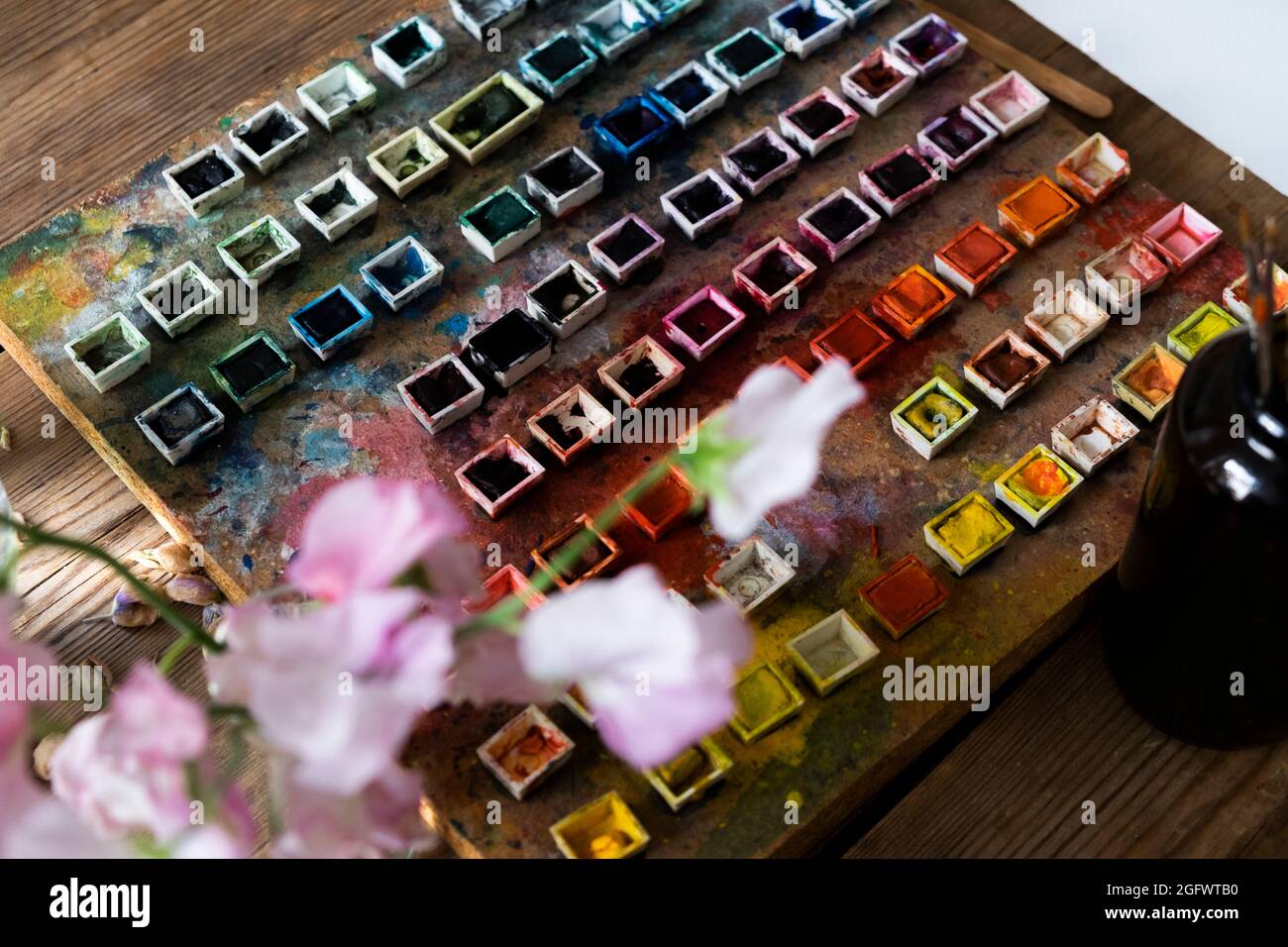 Watercolour paints and water hi-res stock photography and images - Alamy