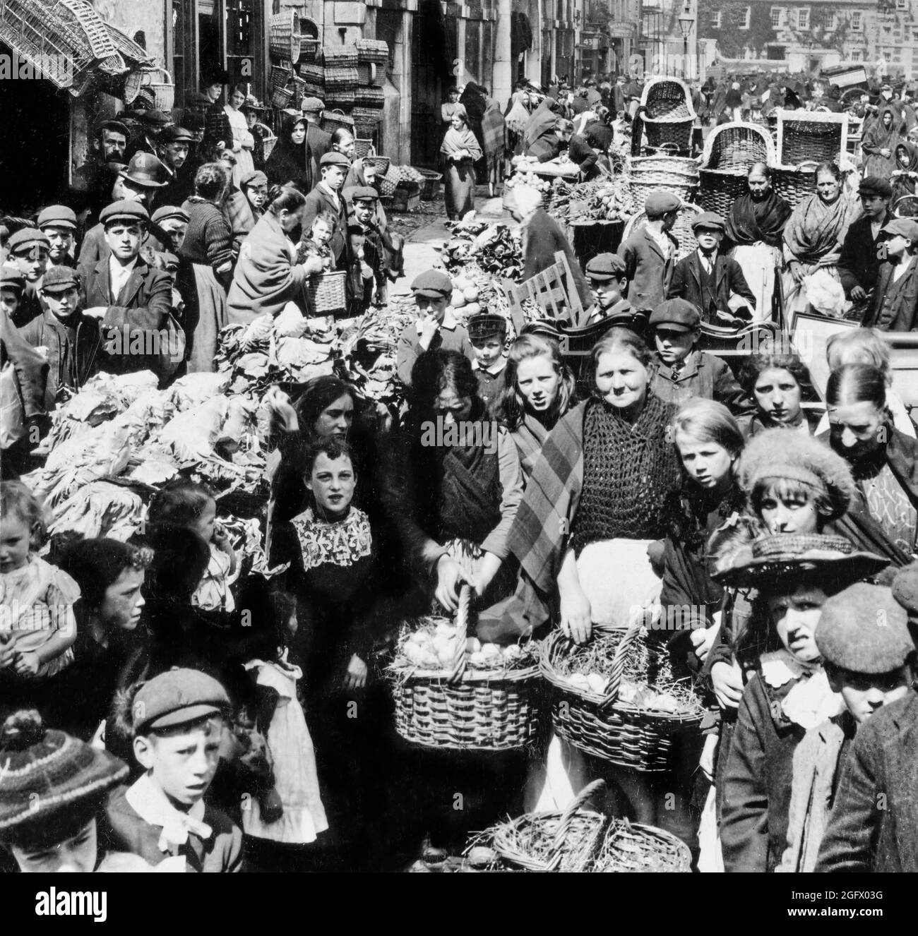 An early 20th century mass portrait of vendors, customers and children in Paddy's Market, Coal Quay, Cork City, Ireland Stock Photo