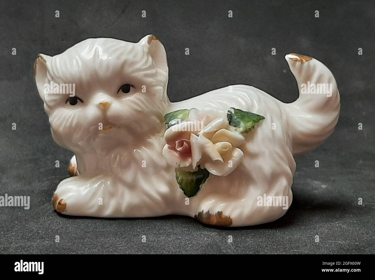 Deko Katze aus Porzellan mit Rosen Stock Photo