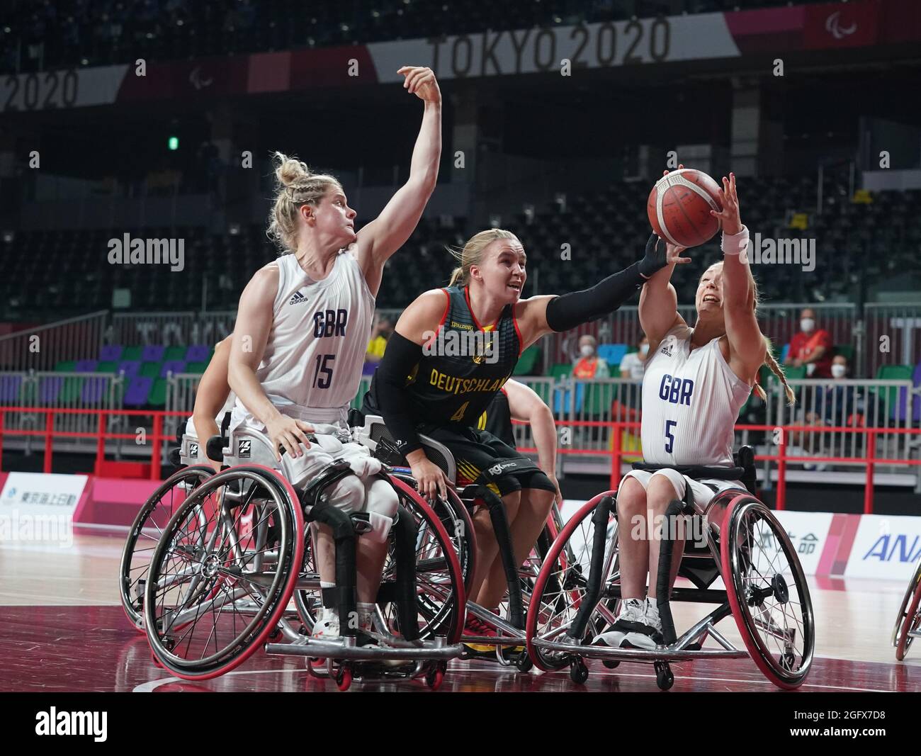 Tokio, Japan. 27th Aug, 2021. Paralympics: Wheelchair basketball,  preliminary round group A, women, Great Britain - Germany, Musashino Forest  Sport Plaza. Mareike Miller (M, Germany) and Sophie Carrigill (r, Great  Britain) and