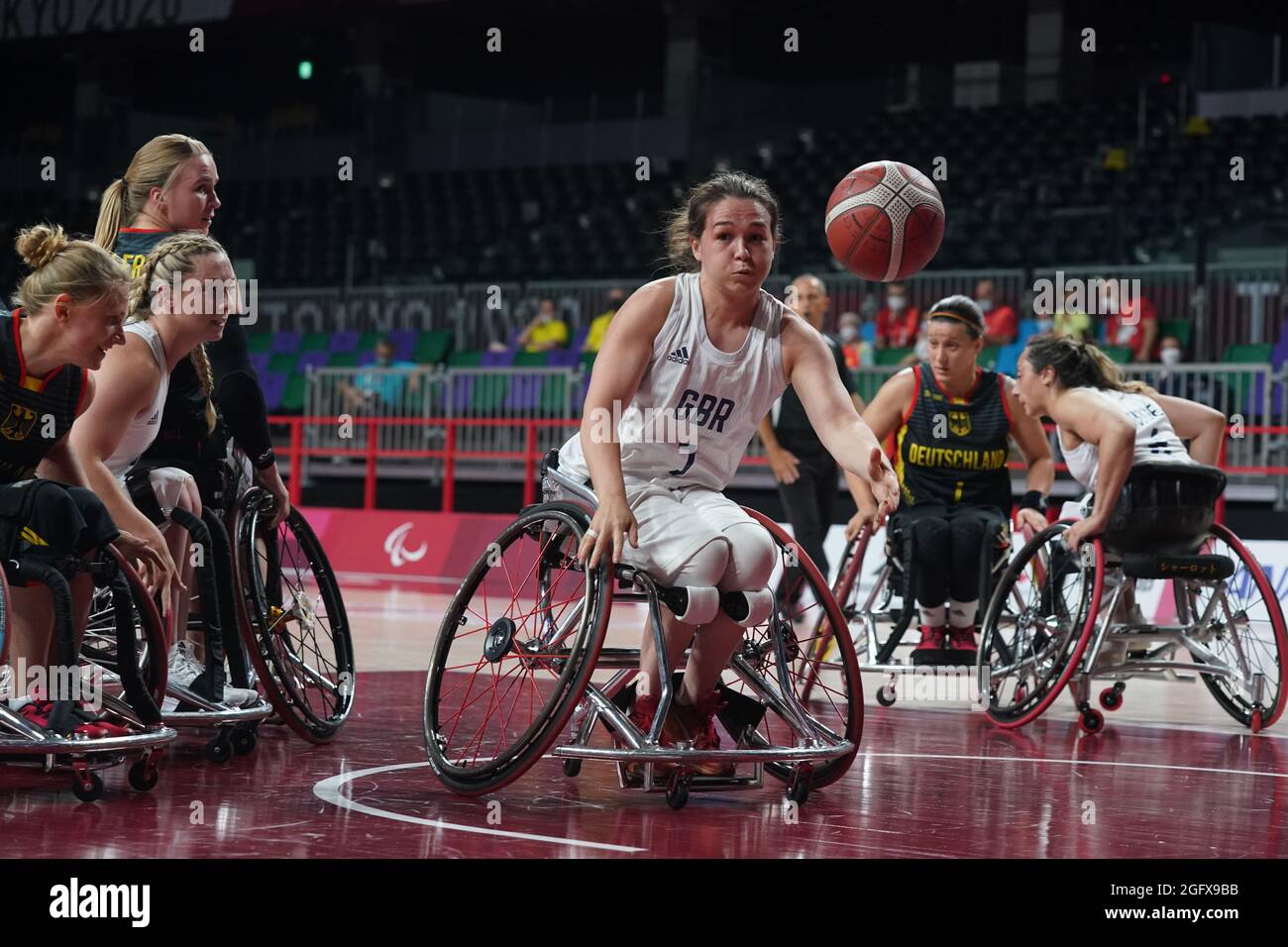 Tokio, Japan. 27th Aug, 2021. Paralympics: Wheelchair basketball, preliminary round group A, women, Great Britain - Germany, Musashino Forest Sport Plaza. Helen Freeman (M, Great Britain) plays the ball. Credit: Marcus Brandt/dpa/Alamy Live News Stock Photo