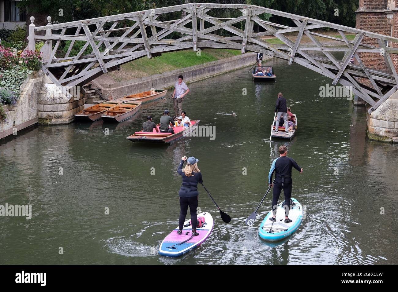 Cambridge, UK. 27th Aug, 2021. With the forecast of high pressure and settled warm weather for the late summer Bank Holiday people enjoy the river in Cambridge to take to punts and other water craft. Credit: MARTIN DALTON/Alamy Live News Stock Photo