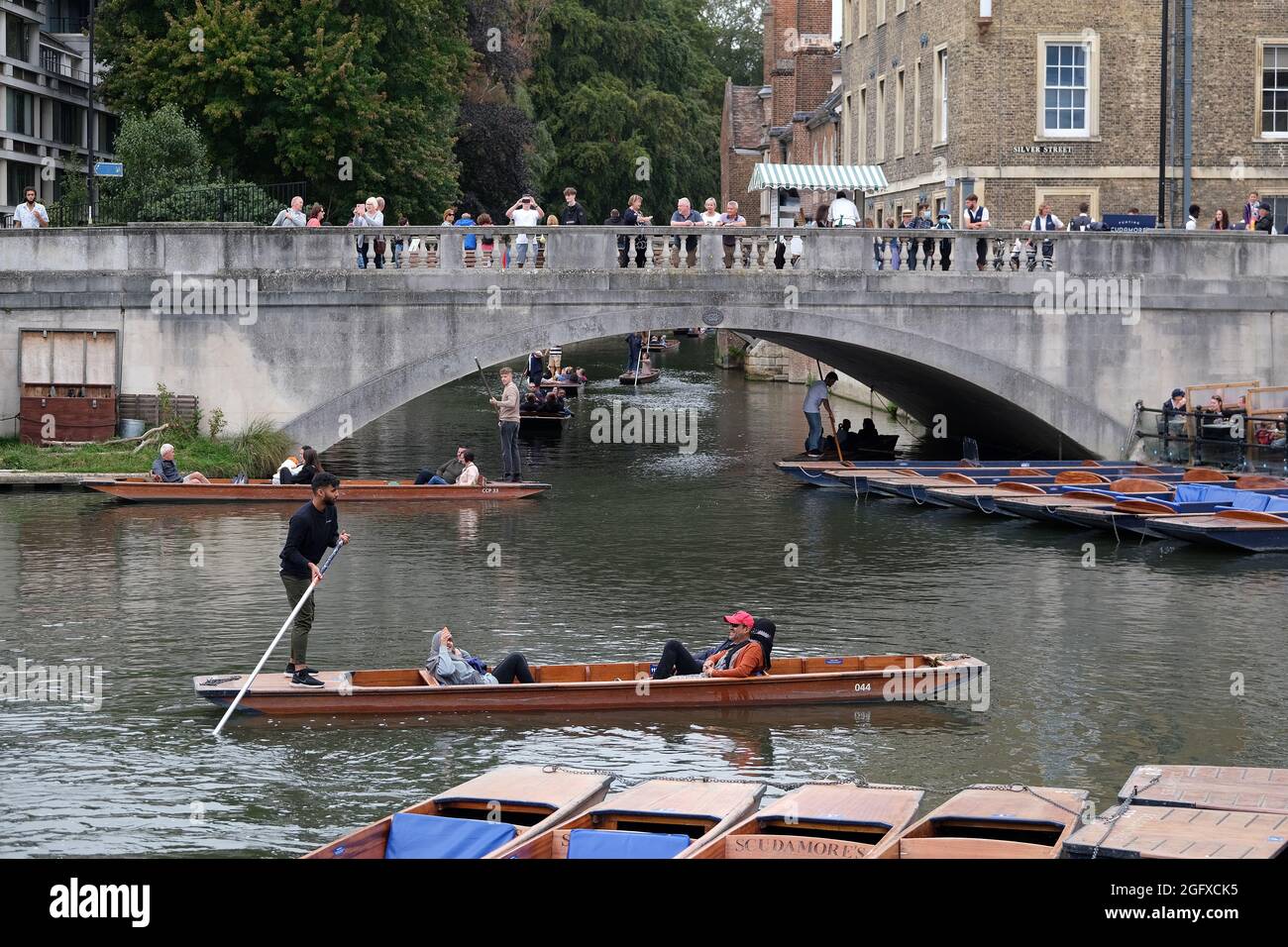 Cambridge, UK. 27th Aug, 2021. With the forecast of high pressure and settled warm weather for the late summer Bank Holiday people enjoy the river in Cambridge to take to punts and other water craft. Credit: MARTIN DALTON/Alamy Live News Stock Photo