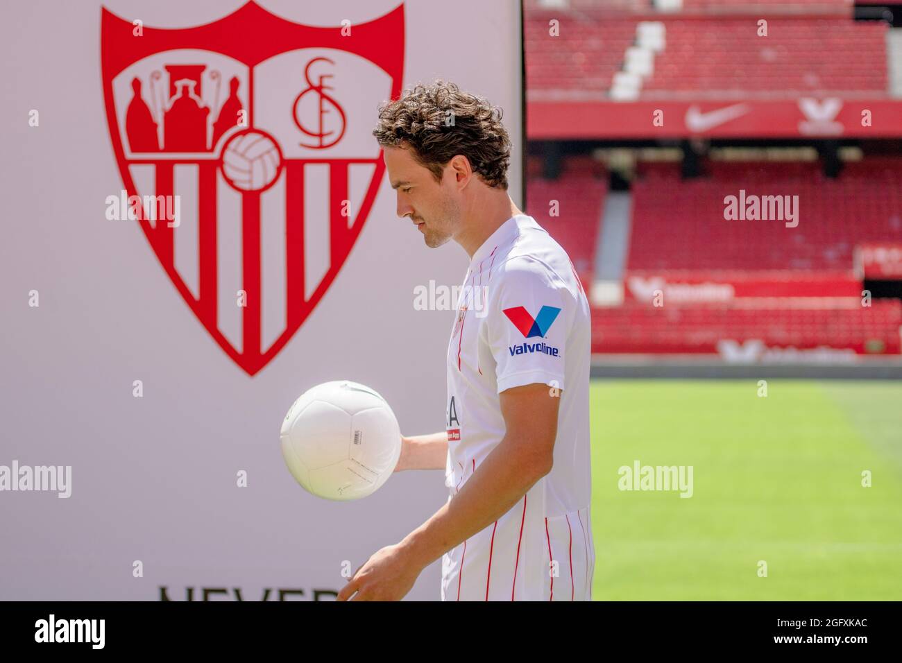 Seville Spain 27 August 2021 Thomas Delaney During His Presentation With Sevilla Fc On The Grass Of Ramon Sanchez Pizjuan Stadium Credit Mario Diaz Rasero Medialys Images Alamy Live News Stock Photo Alamy