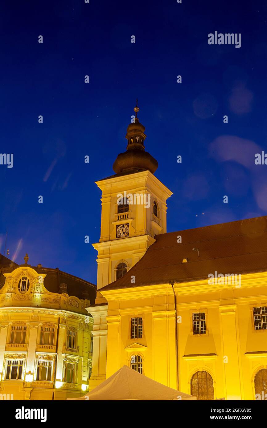 Piata Mare (Großer Platz) in Sibiu, Transsilvanien (Hermannstadt, Siebenbürgen) bei Nacht Stock Photo