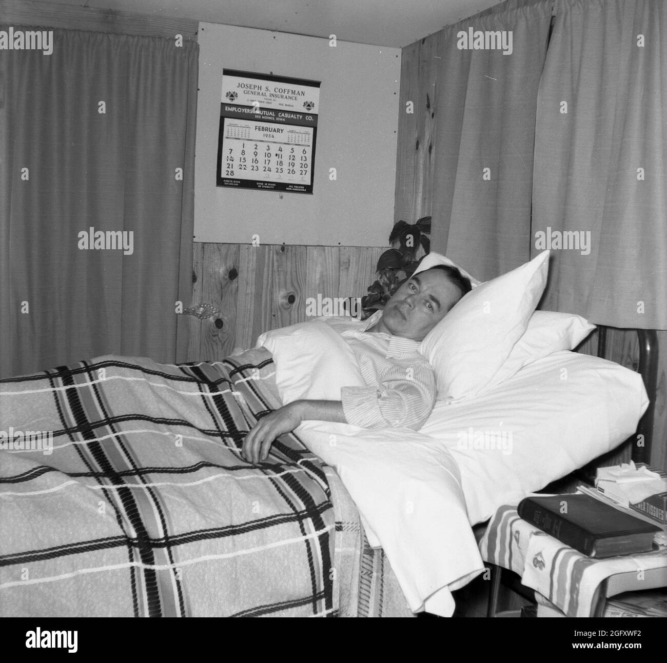 Man in hospital bed 1950s hi-res stock photography and images - Alamy