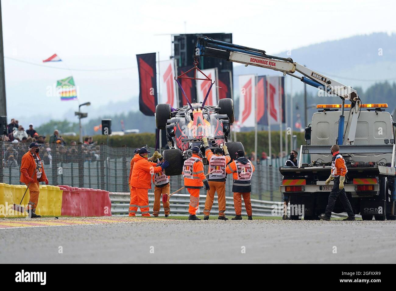 Car being towed hi-res stock photography and images - Page 7 - Alamy