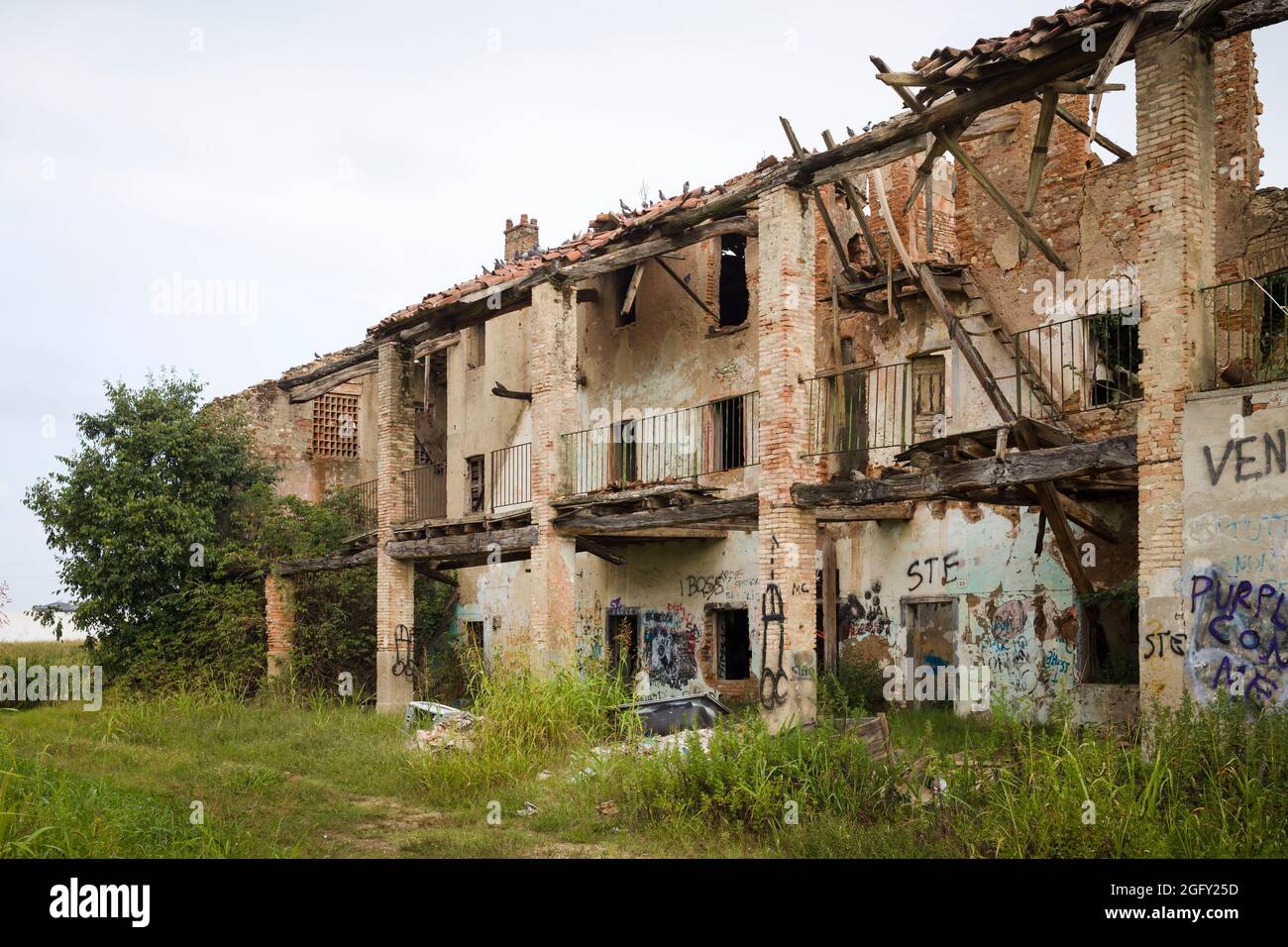A ruined, derelict old brick farmhouse (cascina) near Treviglio in the region of Lombardy / Lombardia. Stock Photo