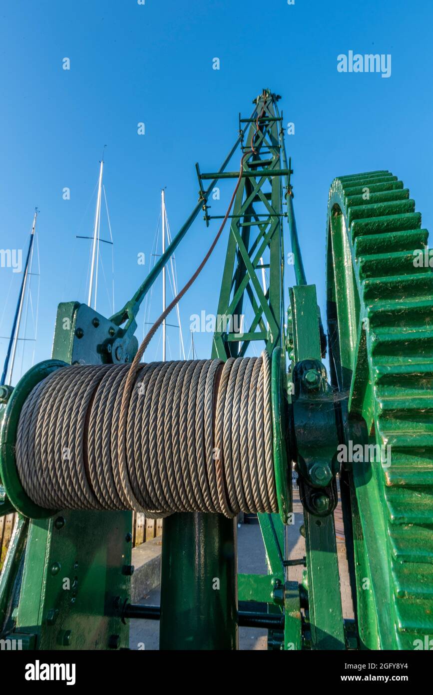 old fashioned crane, vintage crane, vintage lifting gear, old fashioned