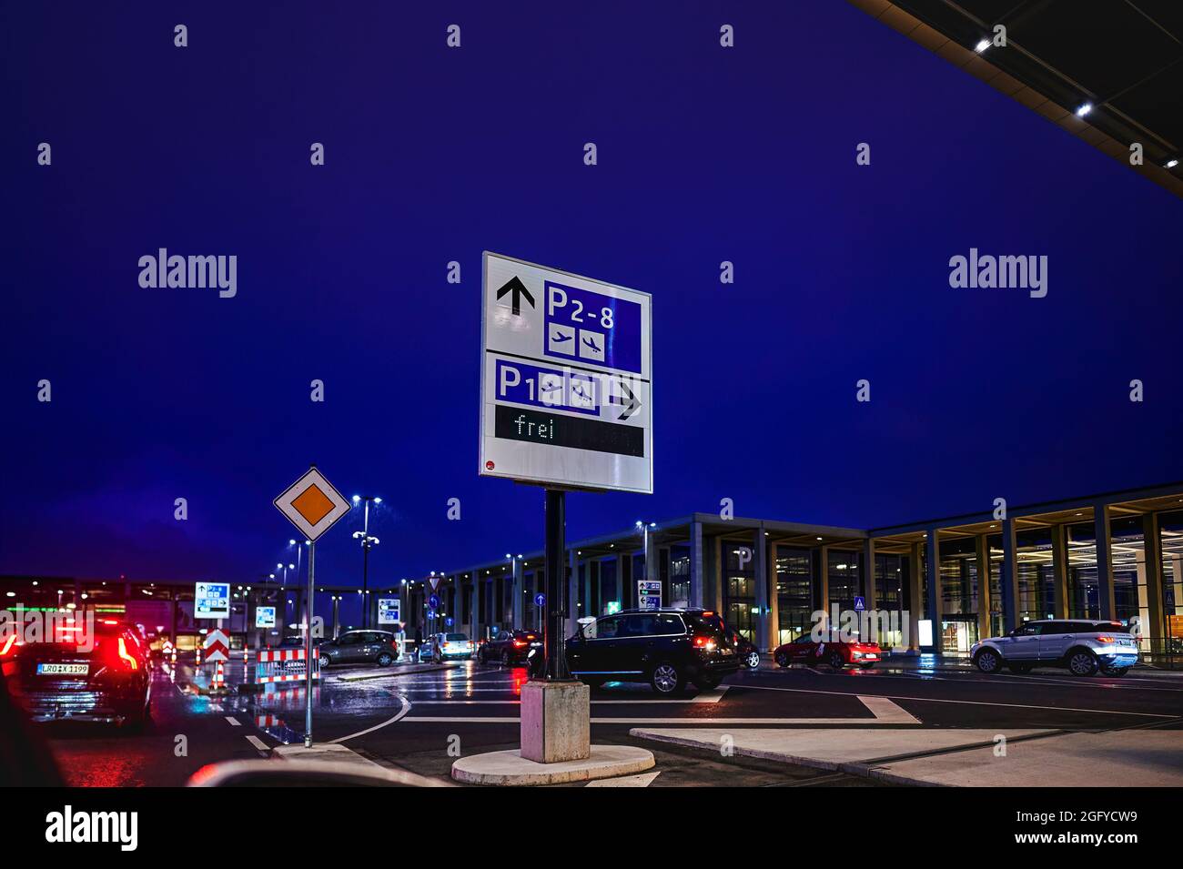 Free,parking,for,15,minutes,kiss and fly,quick,passenger,pick up,at,  Carcassonne,Airport,Aude,region,South,of,France,French,Europe,European  Stock Photo - Alamy