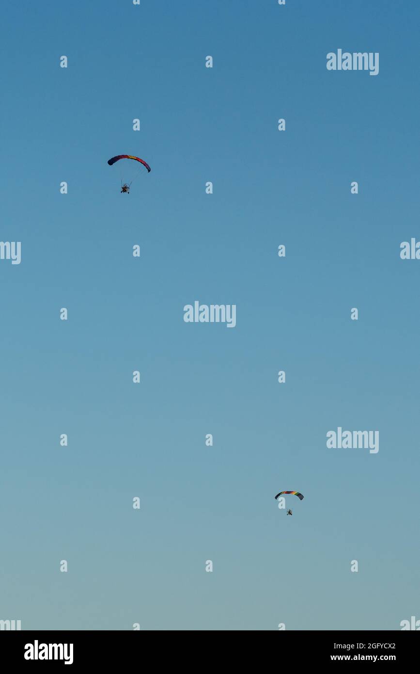 Flying parachutes hires stock photography and images Alamy