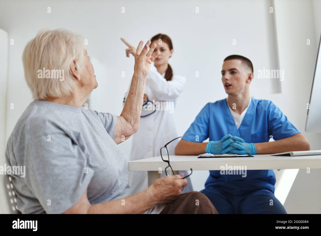 Old patient communicates doctor hi-res stock photography and images - Alamy