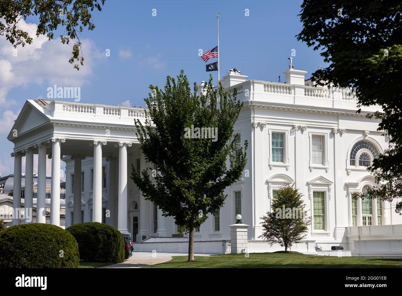 The US flag flies at half-staff above the White House in Washington, DC, USA. 27th Aug, 2021. A suicide bomber from ISIS-K killed more than 100 people, including 13 US troops, outside Hamid Karzai International Airport in Kabul, Afghanistan on 26 August. Credit: Sipa USA/Alamy Live News Stock Photo