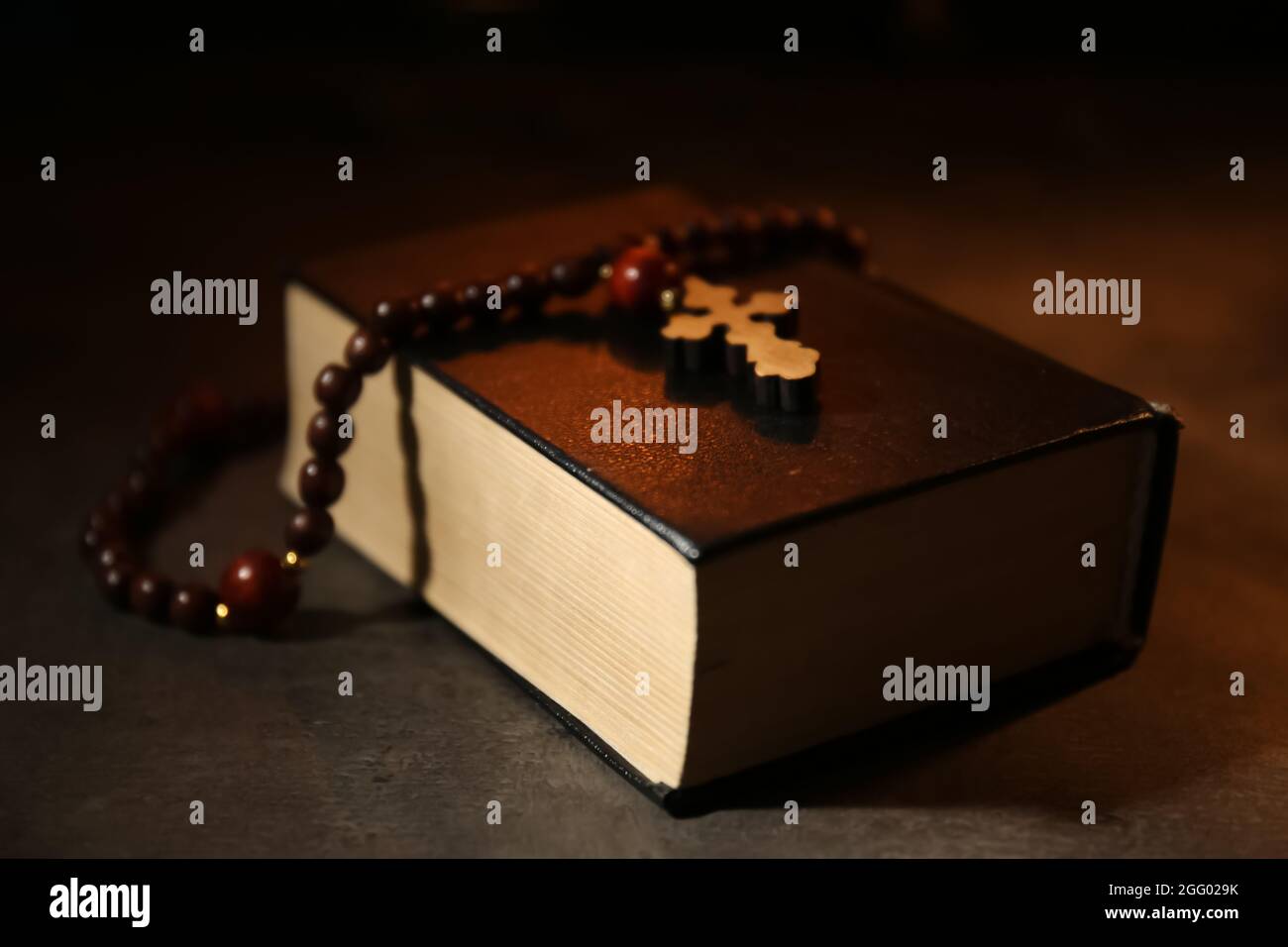 Bible with rosary on dark background Stock Photo - Alamy