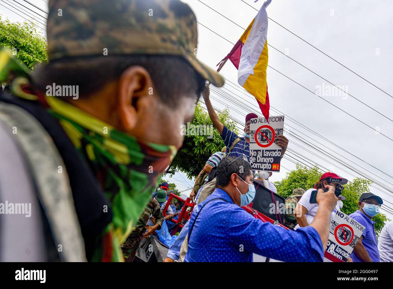 San Salvador, El Salvador. 27th Aug, 2021. Demonstrators hold a banner  against Bitcoin during the protest. War veterans from the army and former  (Frente Farabundo Martí para la Liberación Nacional) FMLN guerrillas  protest against a Bitcoin law that ...
