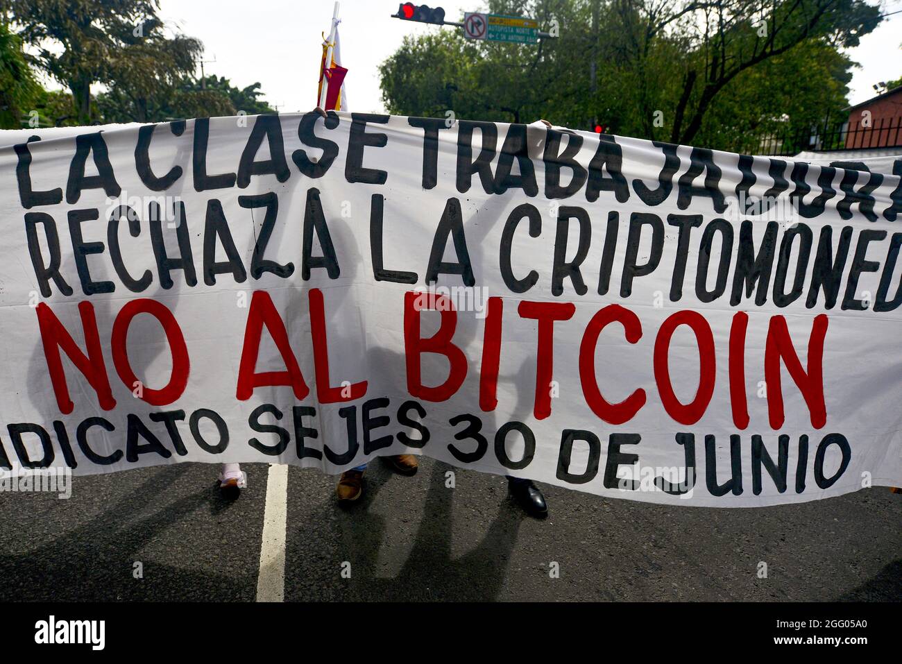 San Salvador, El Salvador. 27th Aug, 2021. Demonstrators hold a banner  against Bitcoin during the protest. War veterans from the army and former  (Frente Farabundo Martí para la Liberación Nacional) FMLN guerrillas