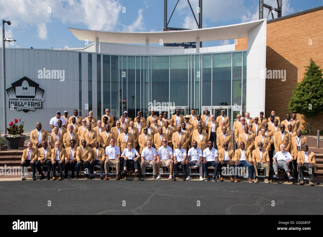 Pro Football Hall of Fame Class of 2021 enshrinees pose with Gold ...