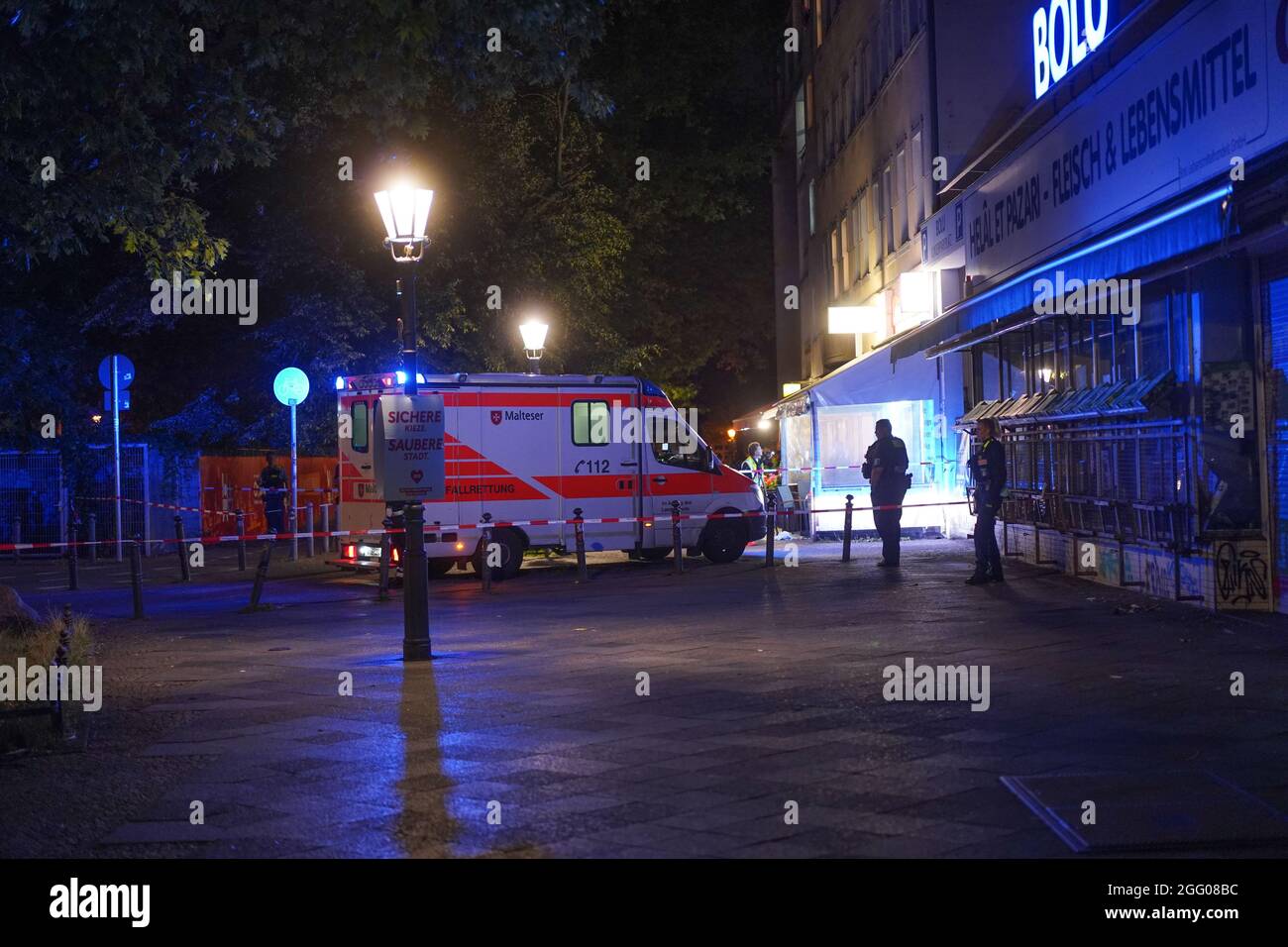 Berlin, Germany. 27th Aug, 2021. Police officers stand in front of a kiosk on Reinickendorfer Straße. A man has died after several shootings in Berlin-Wedding. Credit: Jörg Carstensen/dpa/Alamy Live News Stock Photo