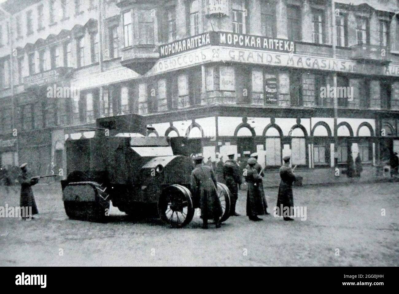 Bolsheviks holding a street with an armoured car  during the Russian revolution in  1917 Stock Photo