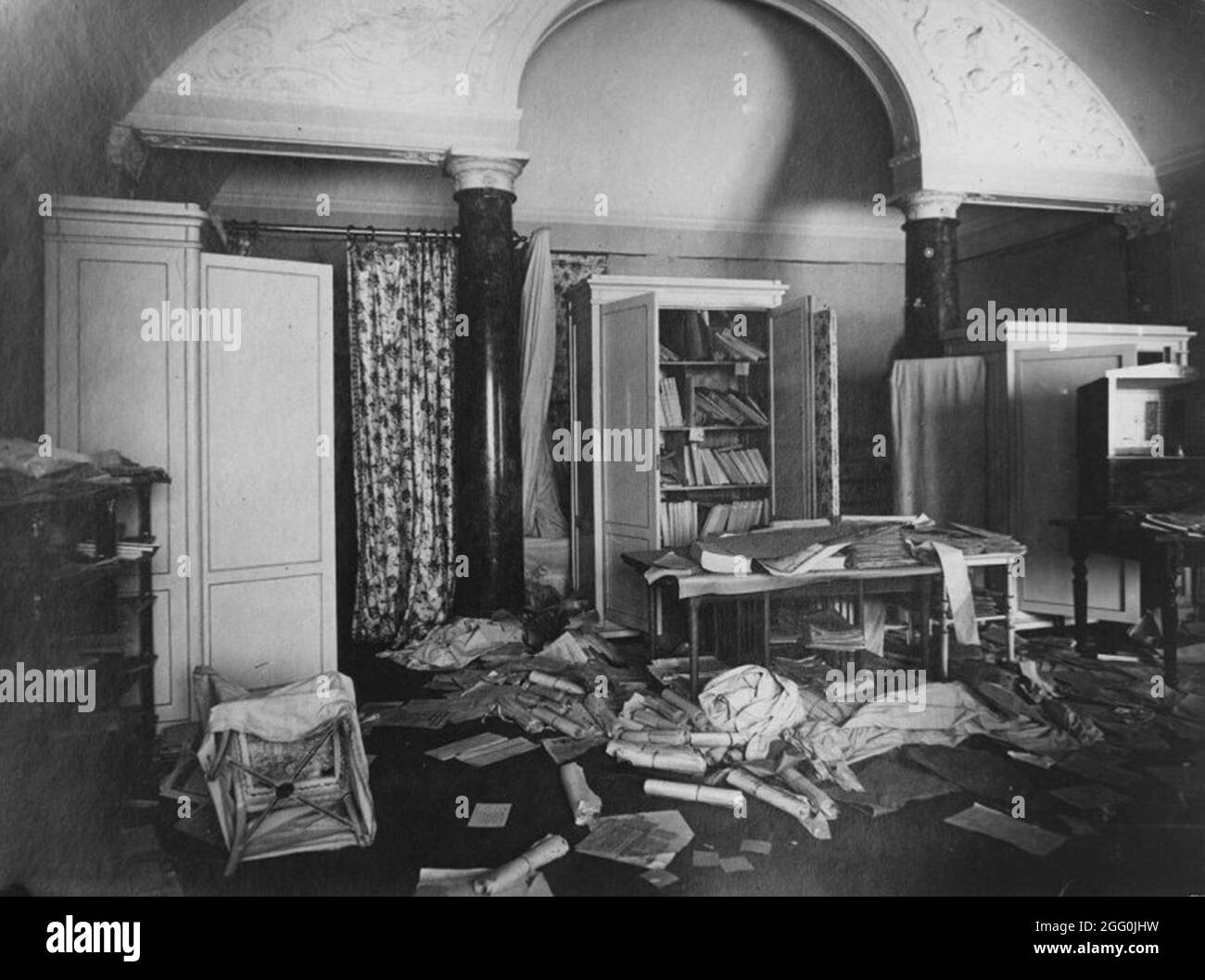 The Winter Palace in St Petersburg looted and damaged after the October Revolution. Saint Petersburg, Russia, 8th November 1917. Stock Photo