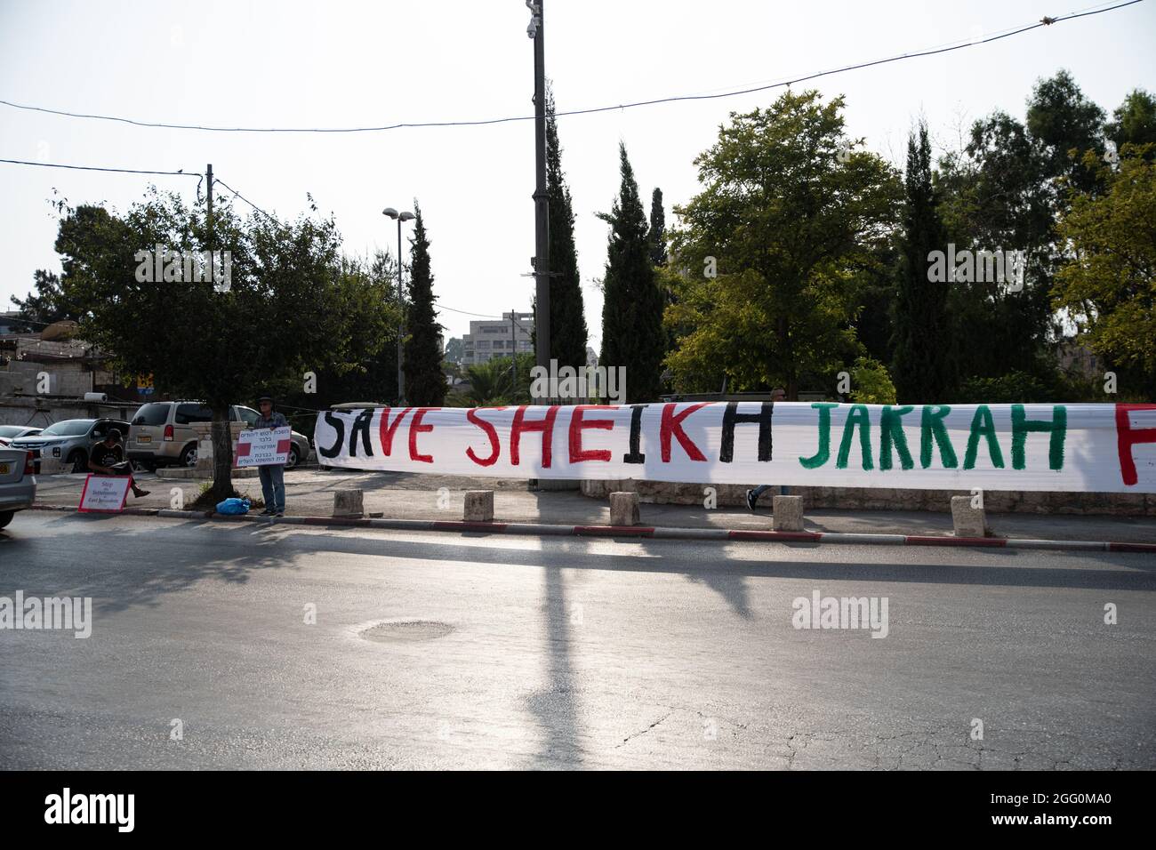 Jewish and Palestinian protestors in Sheikh Jarach during the weekly protest in front of the Israeli Police checkpoint at the entrance to the neigberhood - which is monitoring entrance of non-residents since last April. Sheikh Jarach. Jerusalem, Israel. 28th Aug 2021. (Photo by Matan Golan/Alamy Live News) Stock Photo